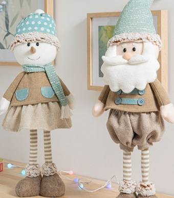 Duas figuras de natal em cima de um armário. Um pai natal e um boneco de neve